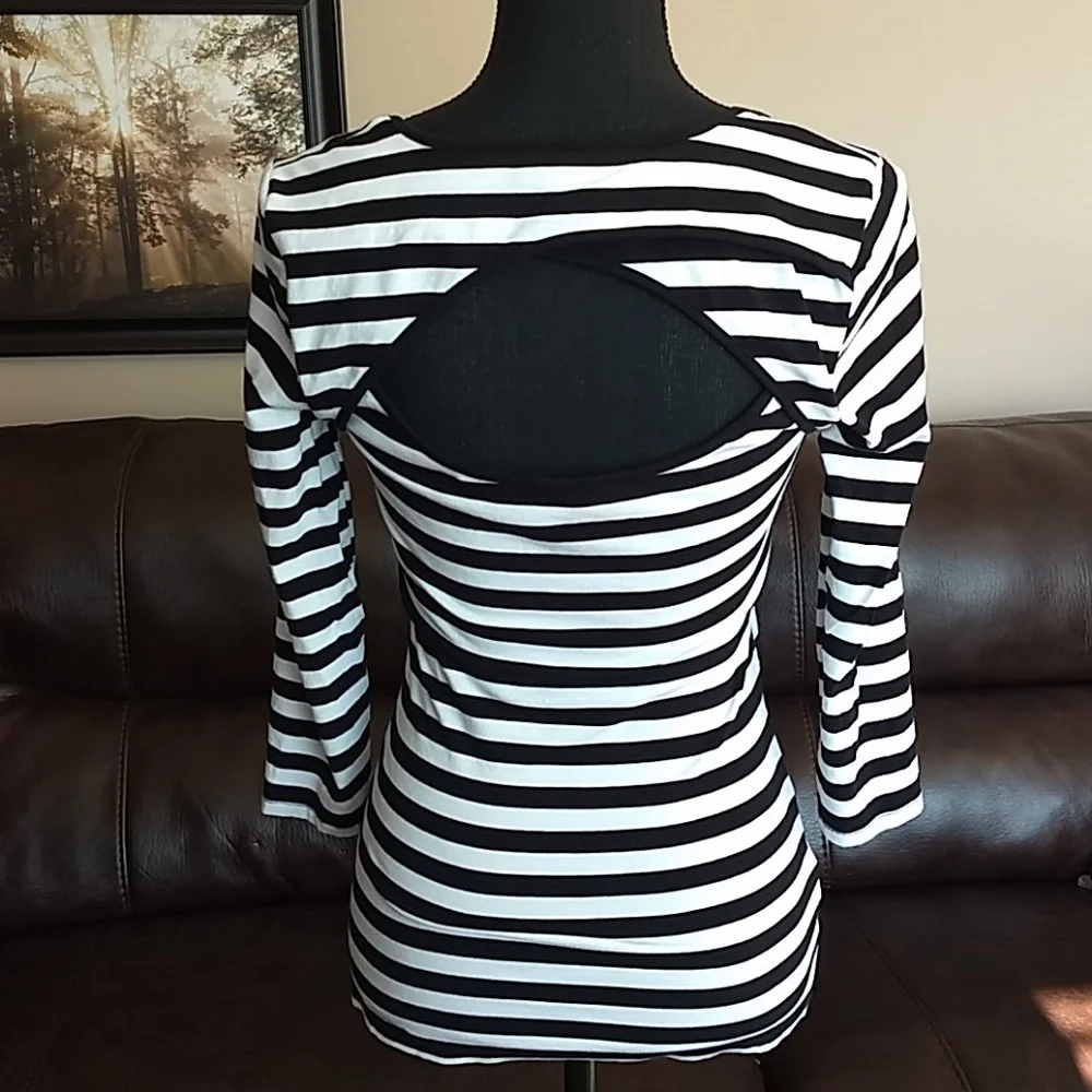 Guess Open Back Shirt‎ - Picture 6 of 9